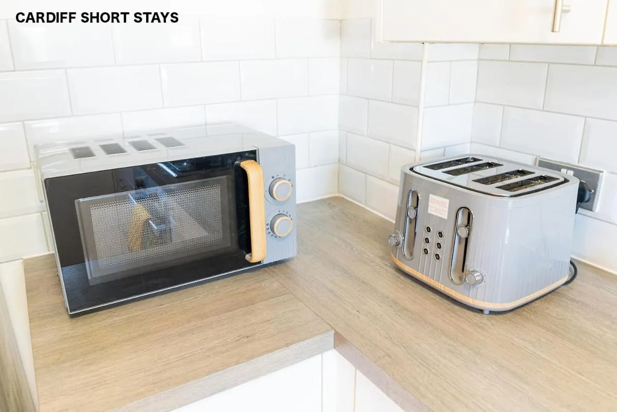 Stylish Abode Near Centre Ideal For Long Stays! Cardiff 0*,