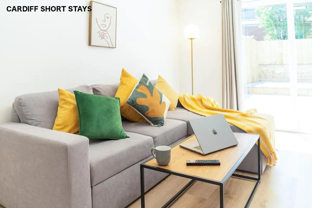 Stylish Abode Near Centre Ideal For Long Stays! Cardiff 0*,