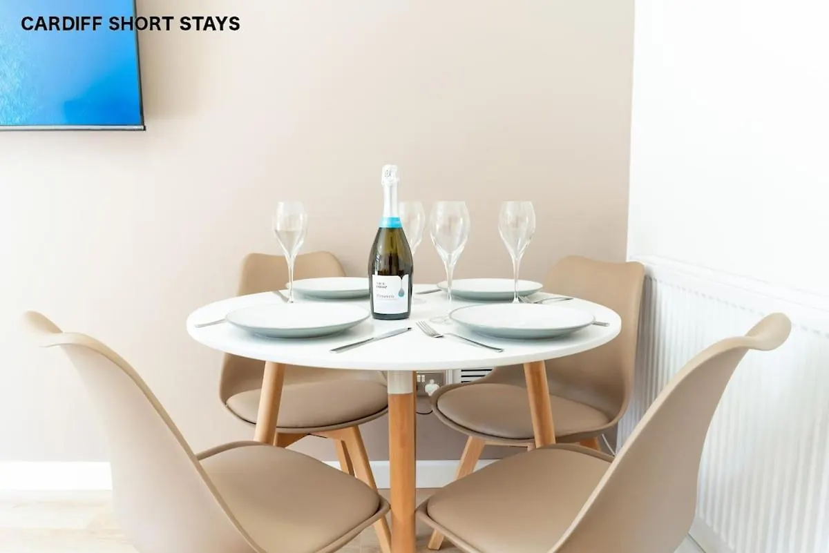 Stylish Abode Near Centre Ideal For Long Stays! Cardiff 0*,